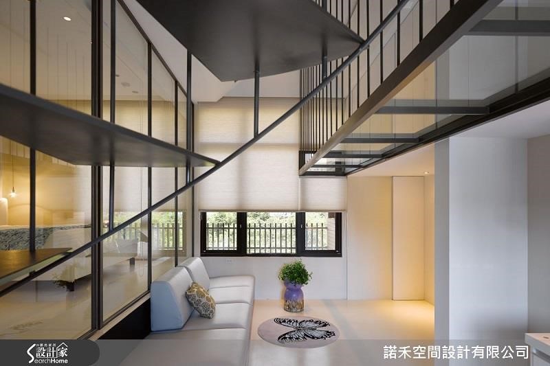以大面積透明強化玻璃做隔間,使 12 坪空間超開闊且光線自然流暢於室內。>>看完整圖庫 以大面積透明強化玻璃做隔間,使 12 坪空間超開闊且光線自然流暢於室內。>>看完整圖庫